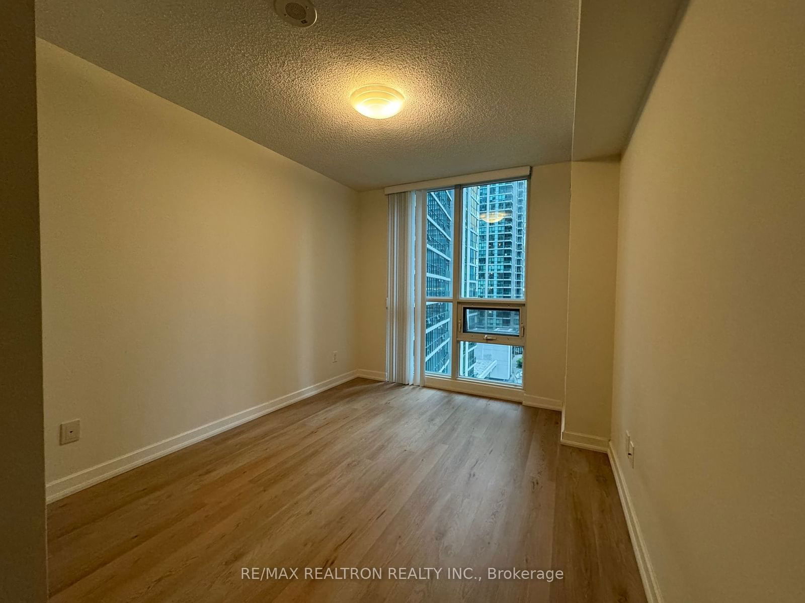 33 Bay St, unit 805 for sale