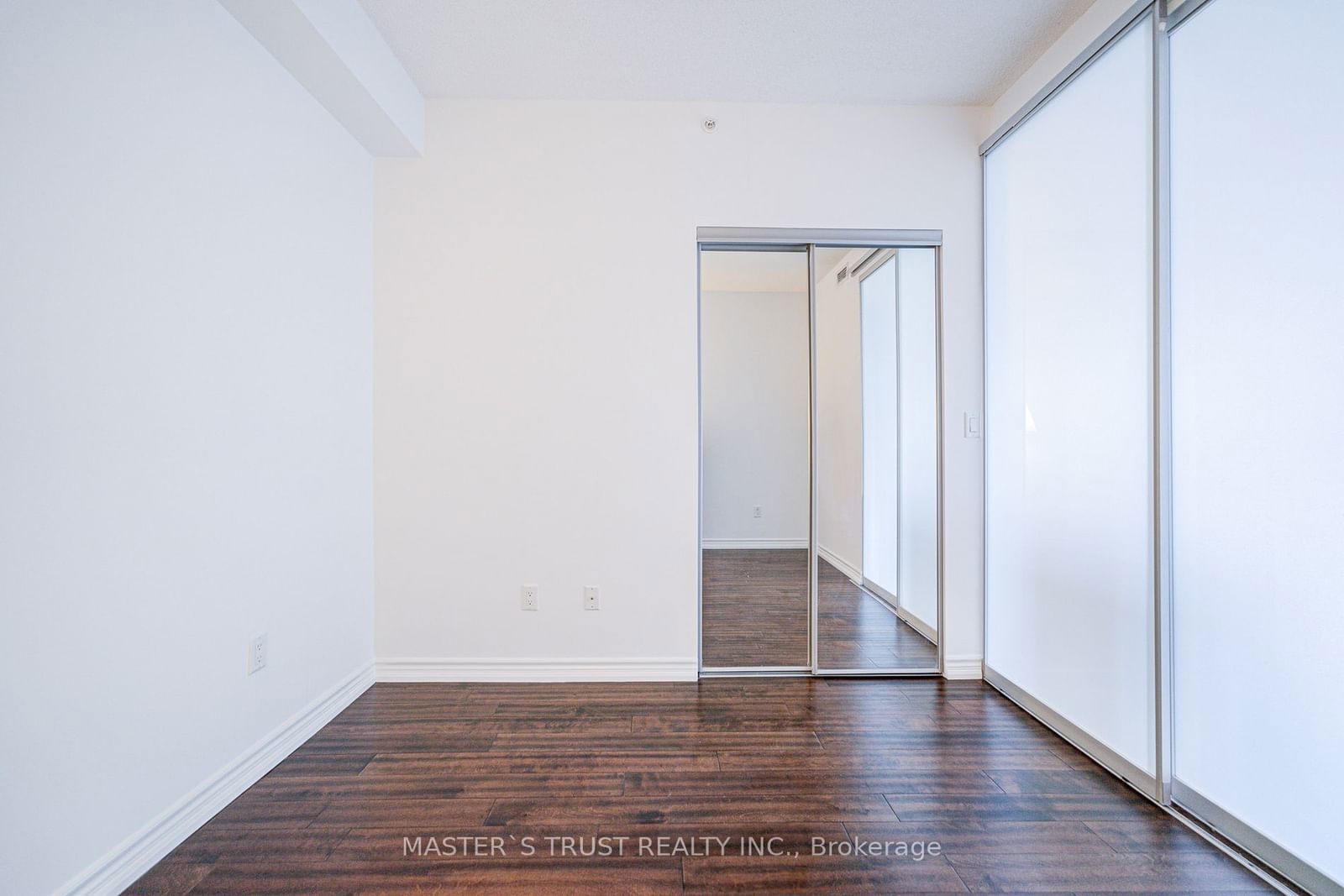 386 Yonge St, unit 4604 for sale