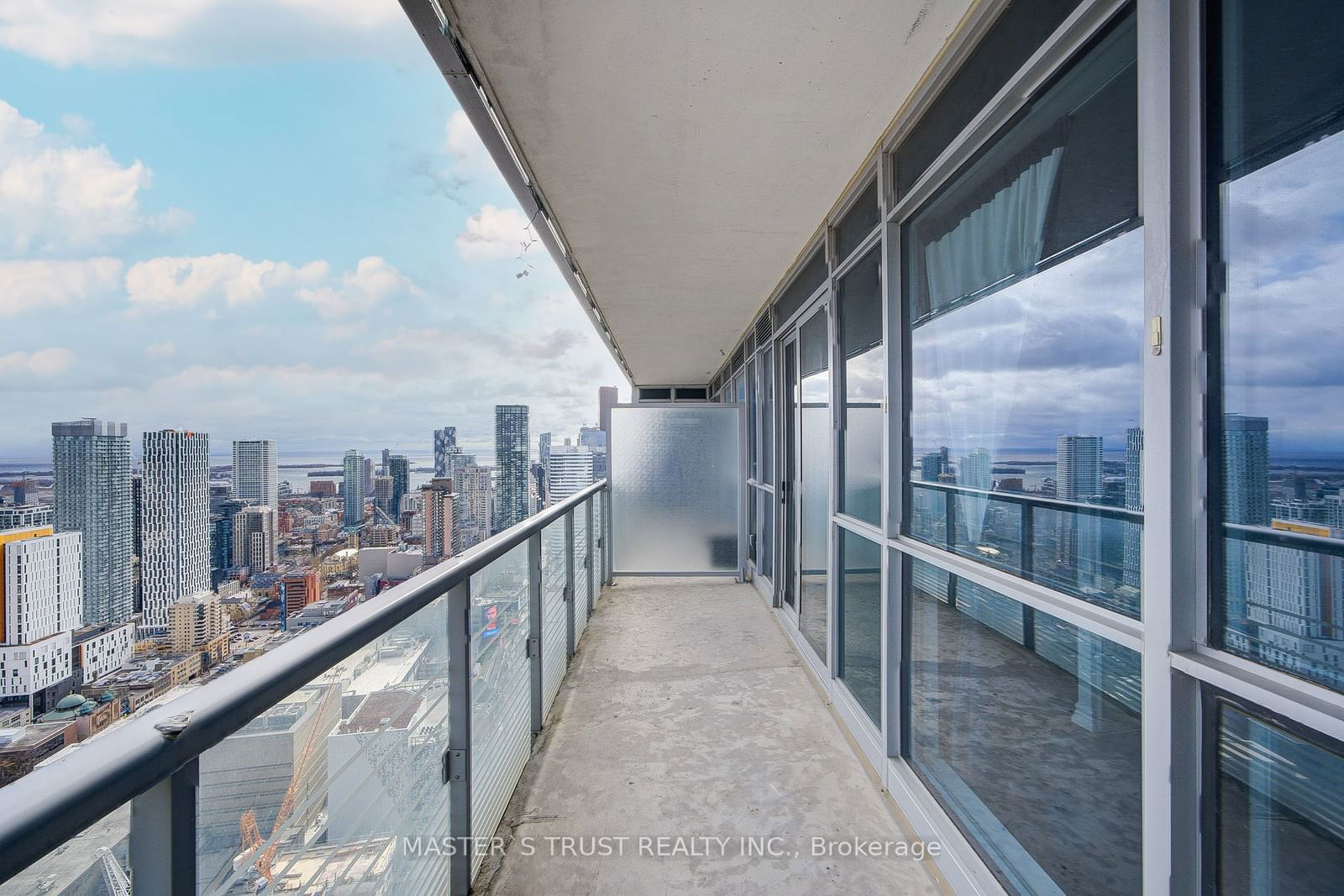 386 Yonge St, unit 4604 for sale