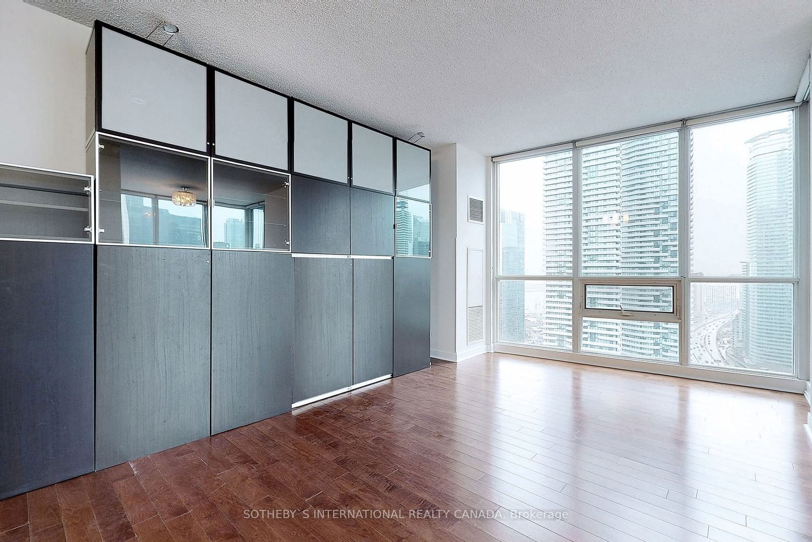 18 Harbour St, unit 3102 for rent