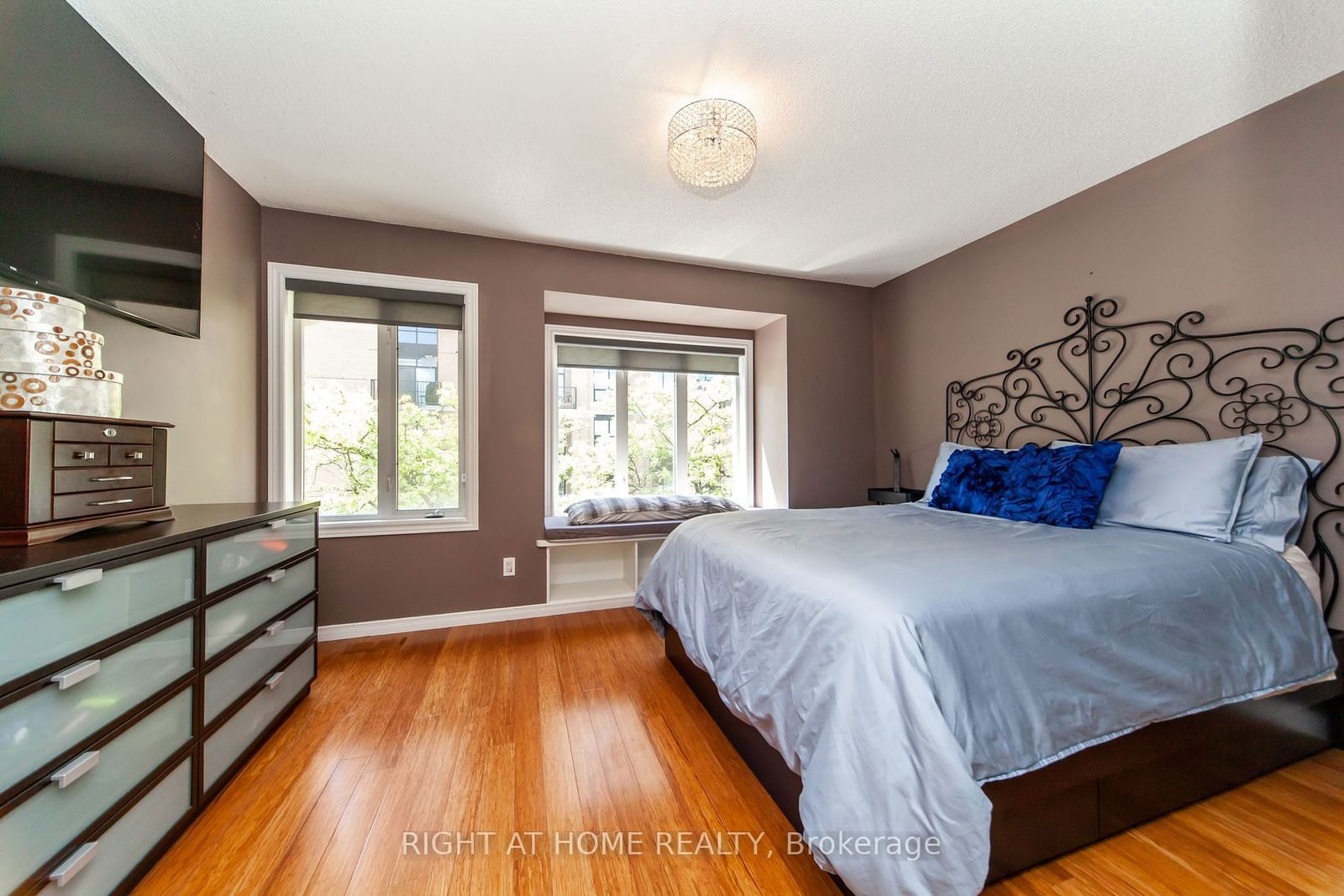 208 Niagara St, unit 36 for sale