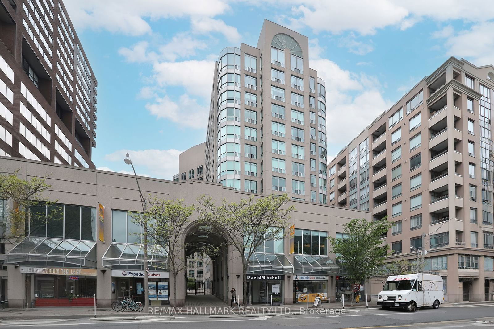 942 Yonge St, unit 409 for sale