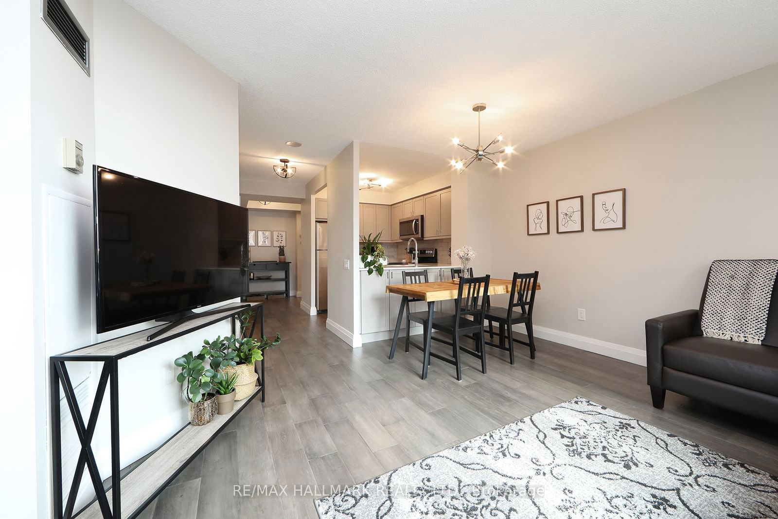 942 Yonge St, unit 409 for sale