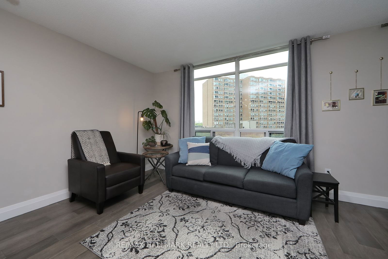 942 Yonge St, unit 409 for sale