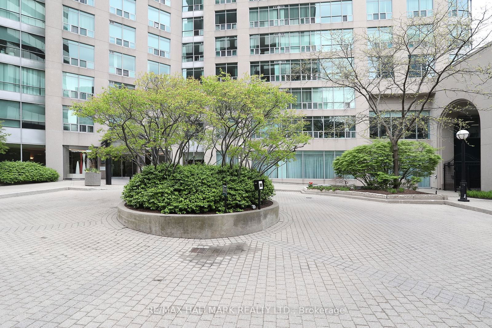 942 Yonge St, unit 409 for sale