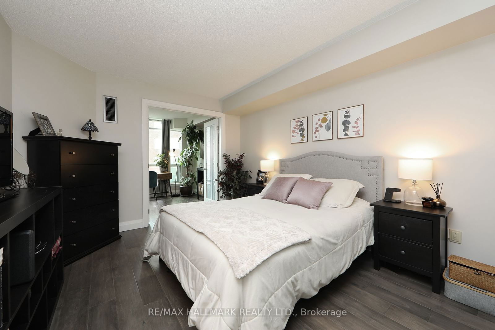 942 Yonge St, unit 409 for sale