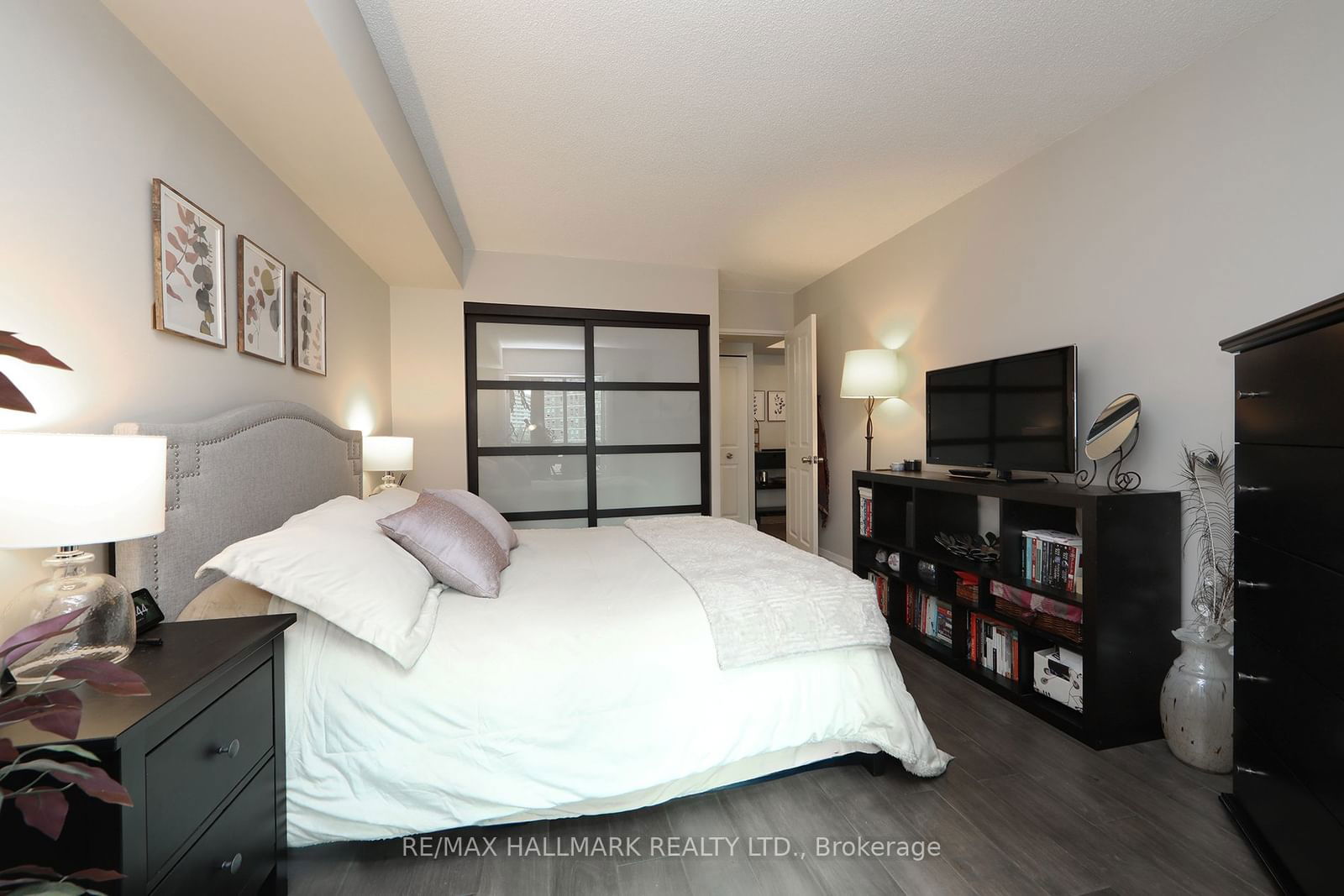 942 Yonge St, unit 409 for sale