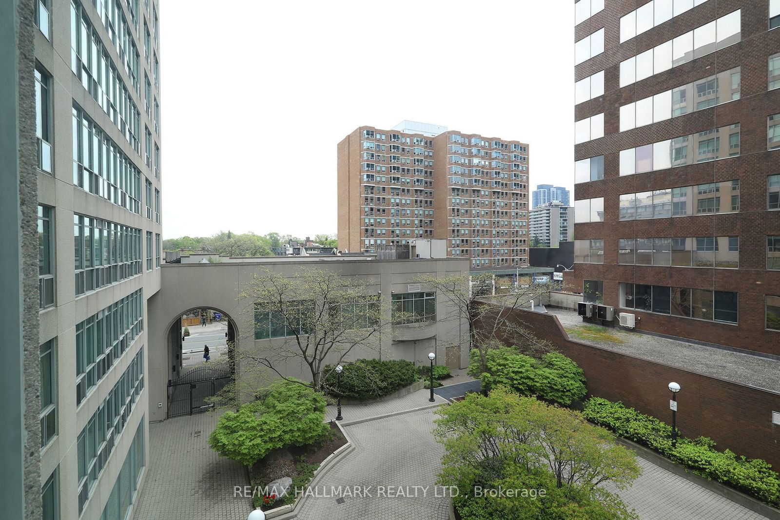 942 Yonge St, unit 409 for sale