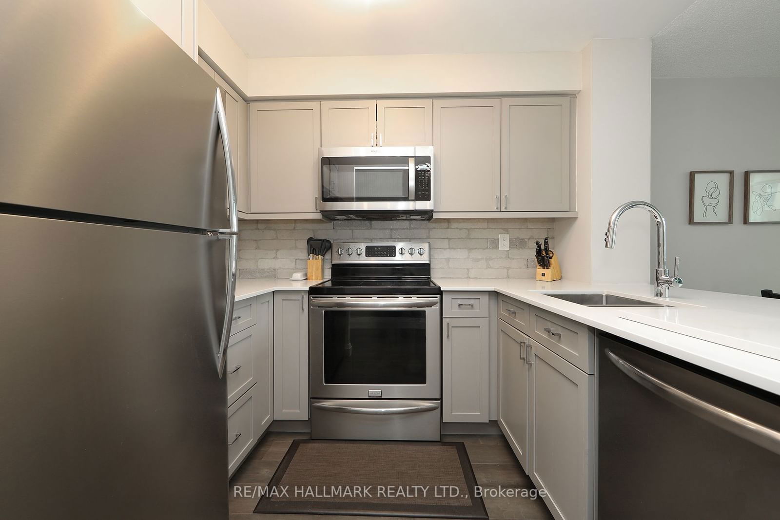 942 Yonge St, unit 409 for sale