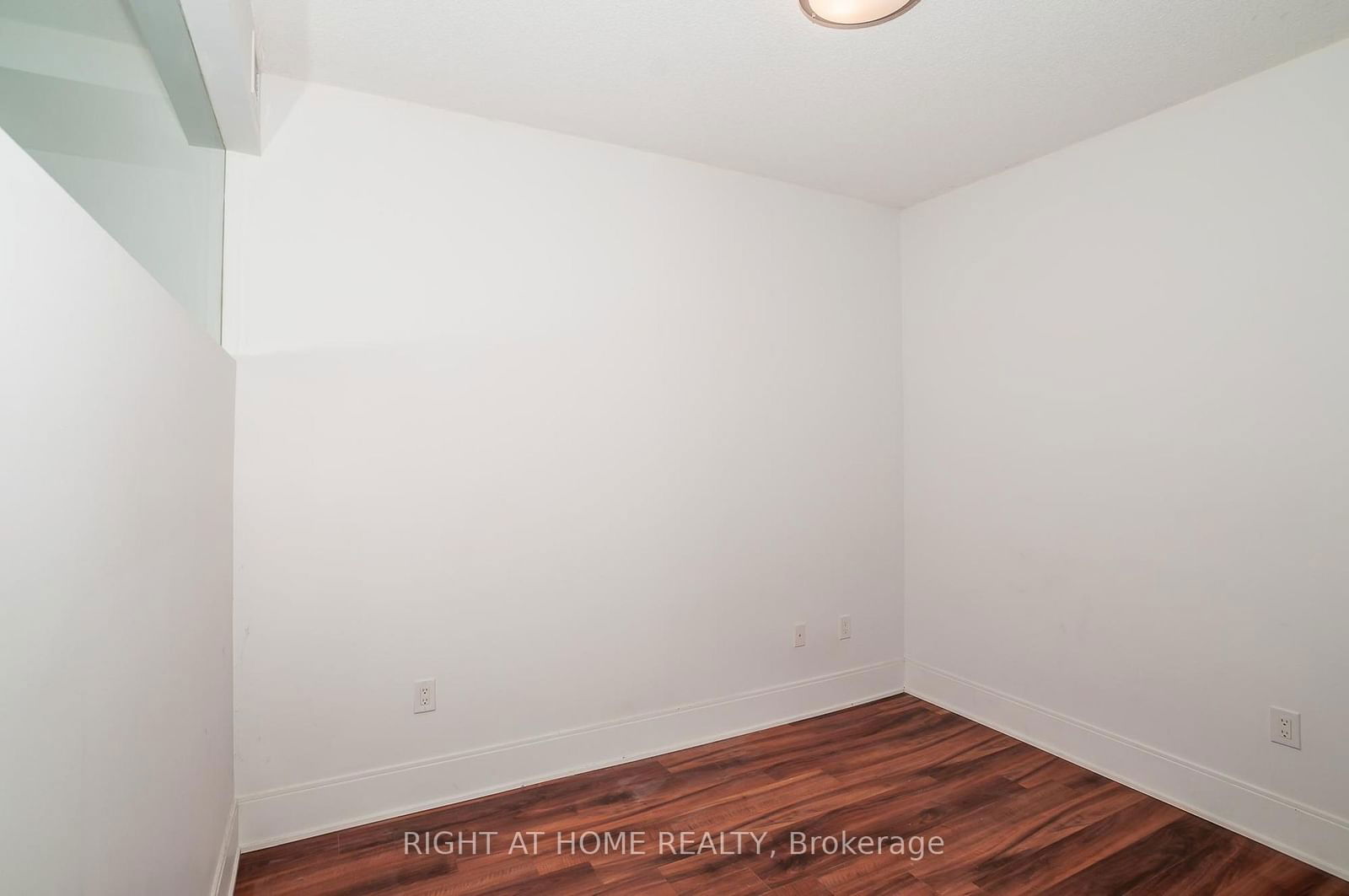 560 Front St W, unit 813 for rent