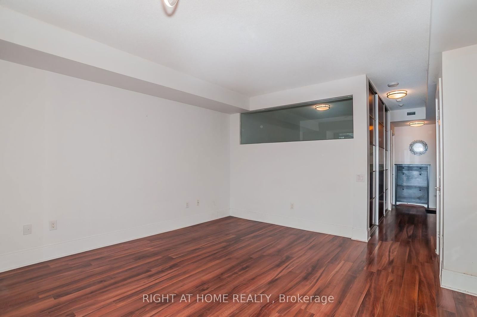 560 Front St W, unit 813 for rent