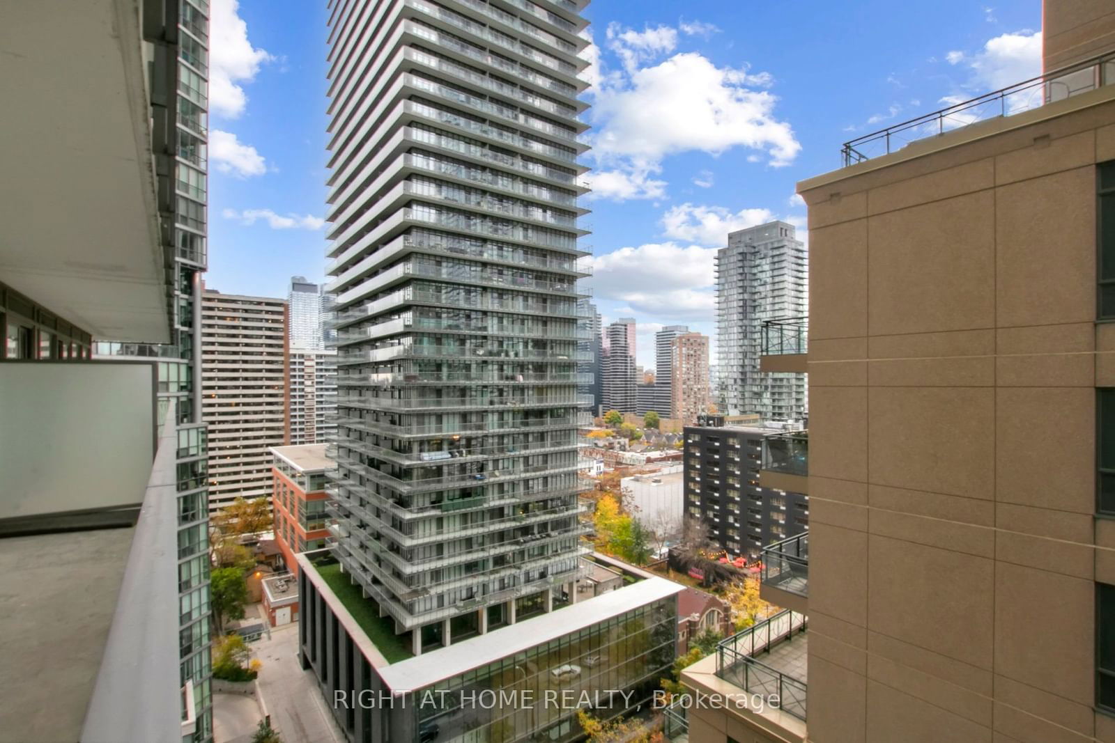 42 Charles St E, unit 1406 for rent