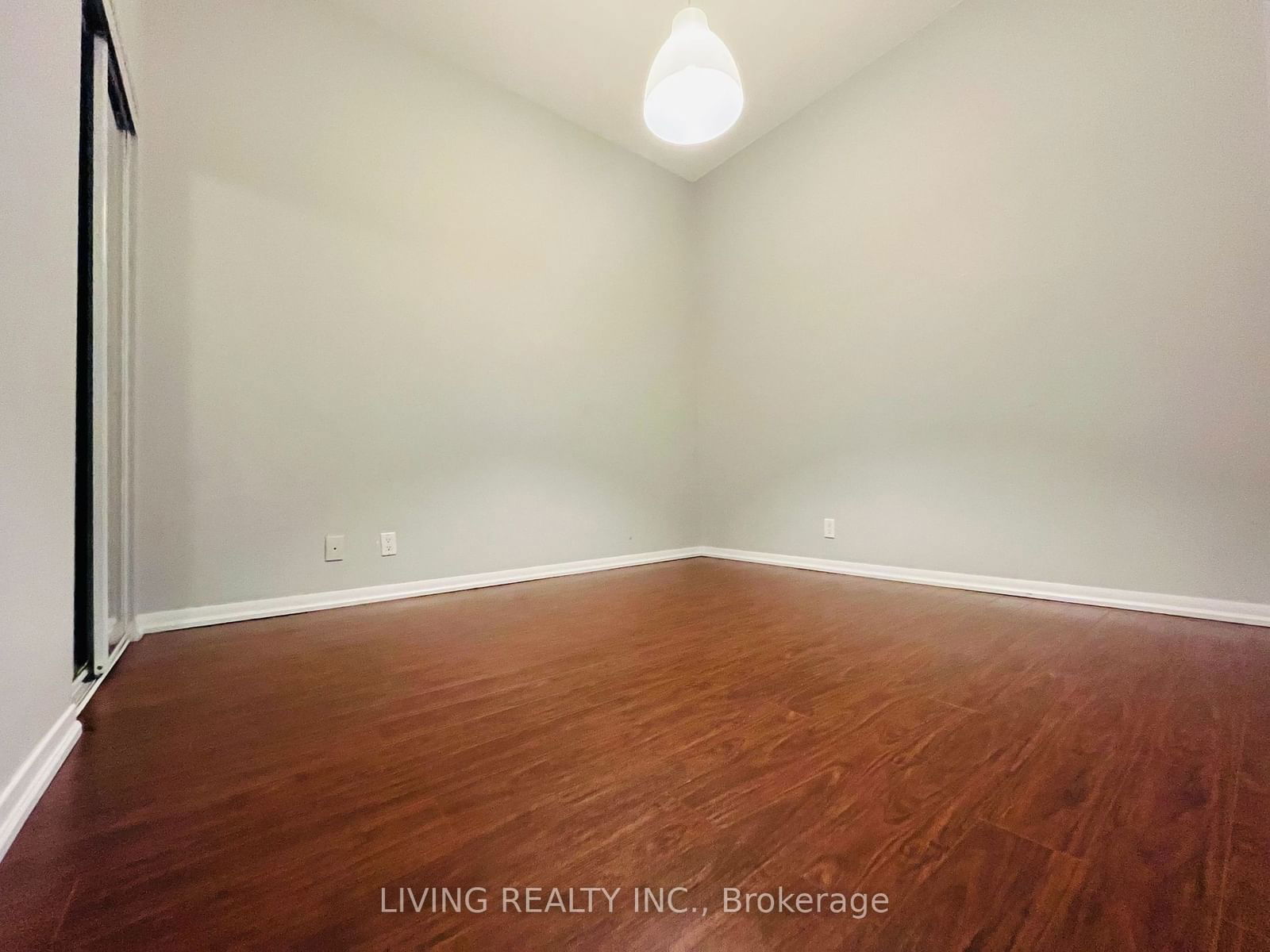 832 Bay St, unit 212 for rent