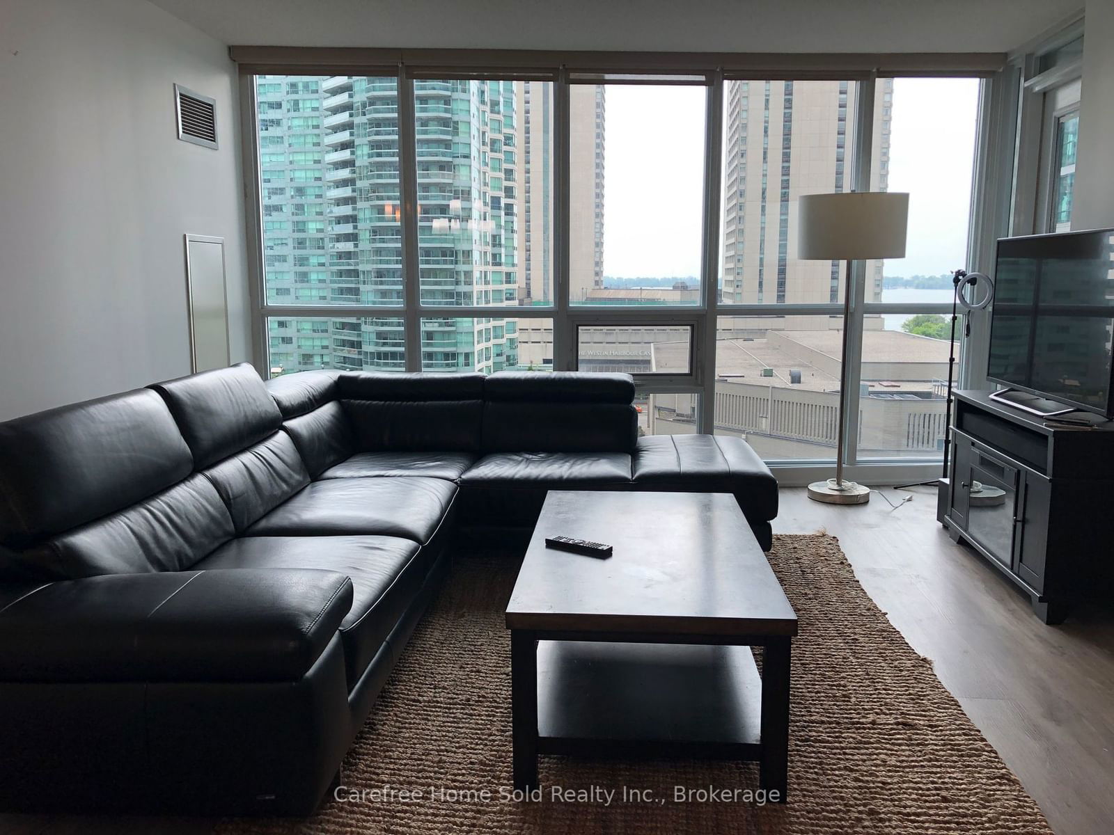 18 Harbour St, unit 910 for rent