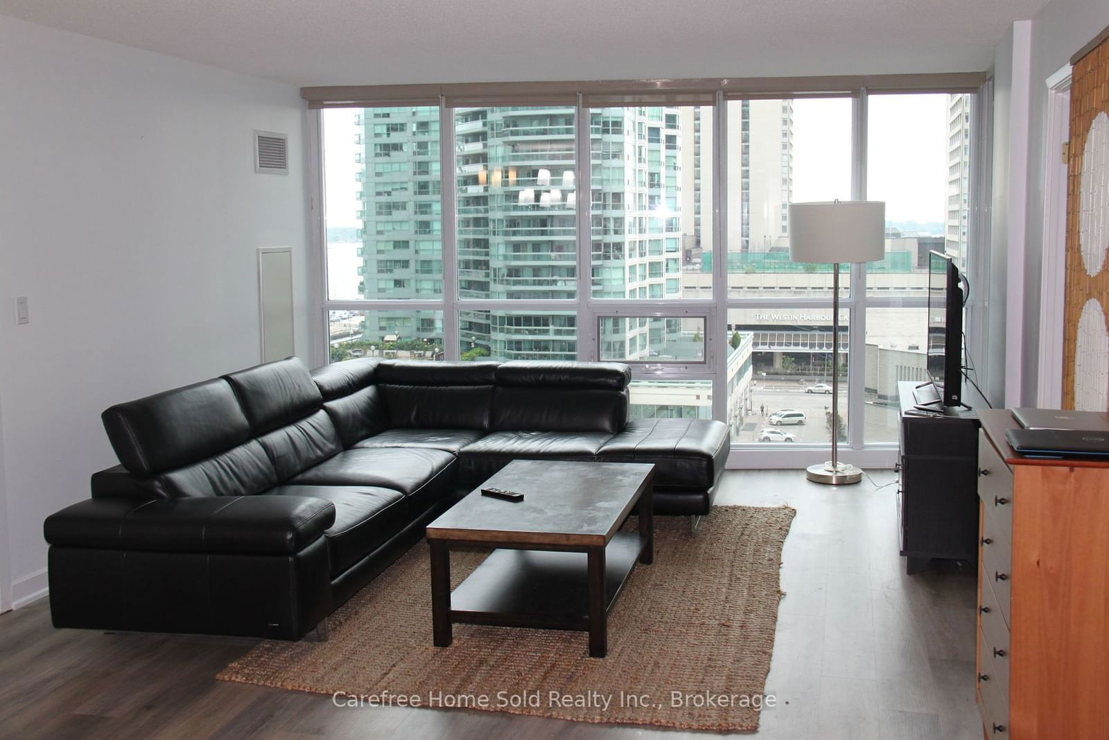 18 Harbour St, unit 910 for rent