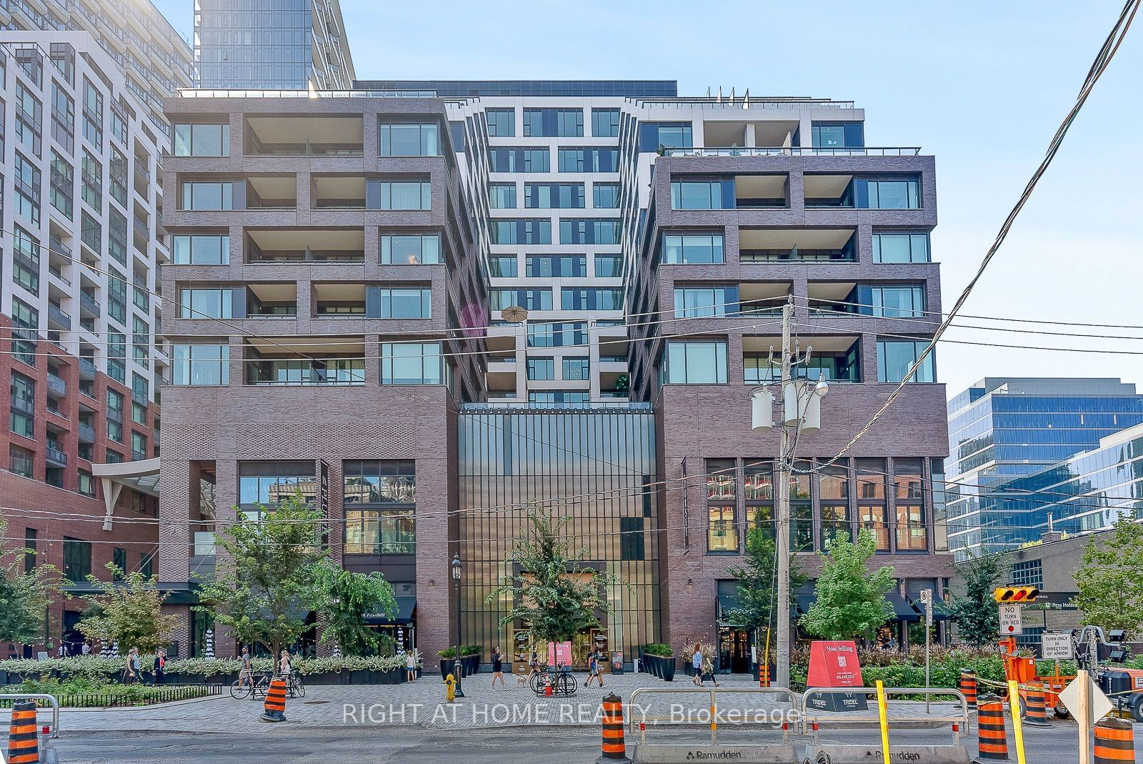 455 Wellington St W, unit 1110 for sale