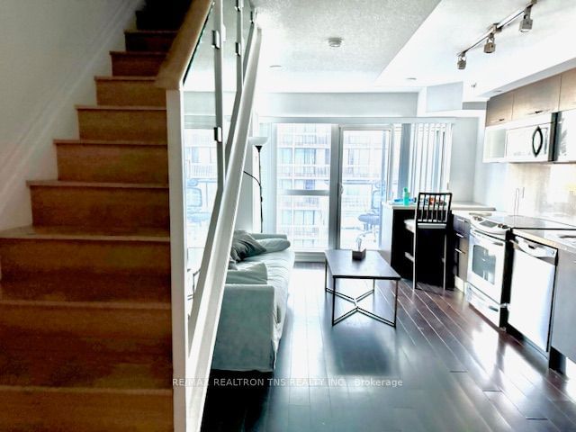 386 Yonge St, unit 713 for rent