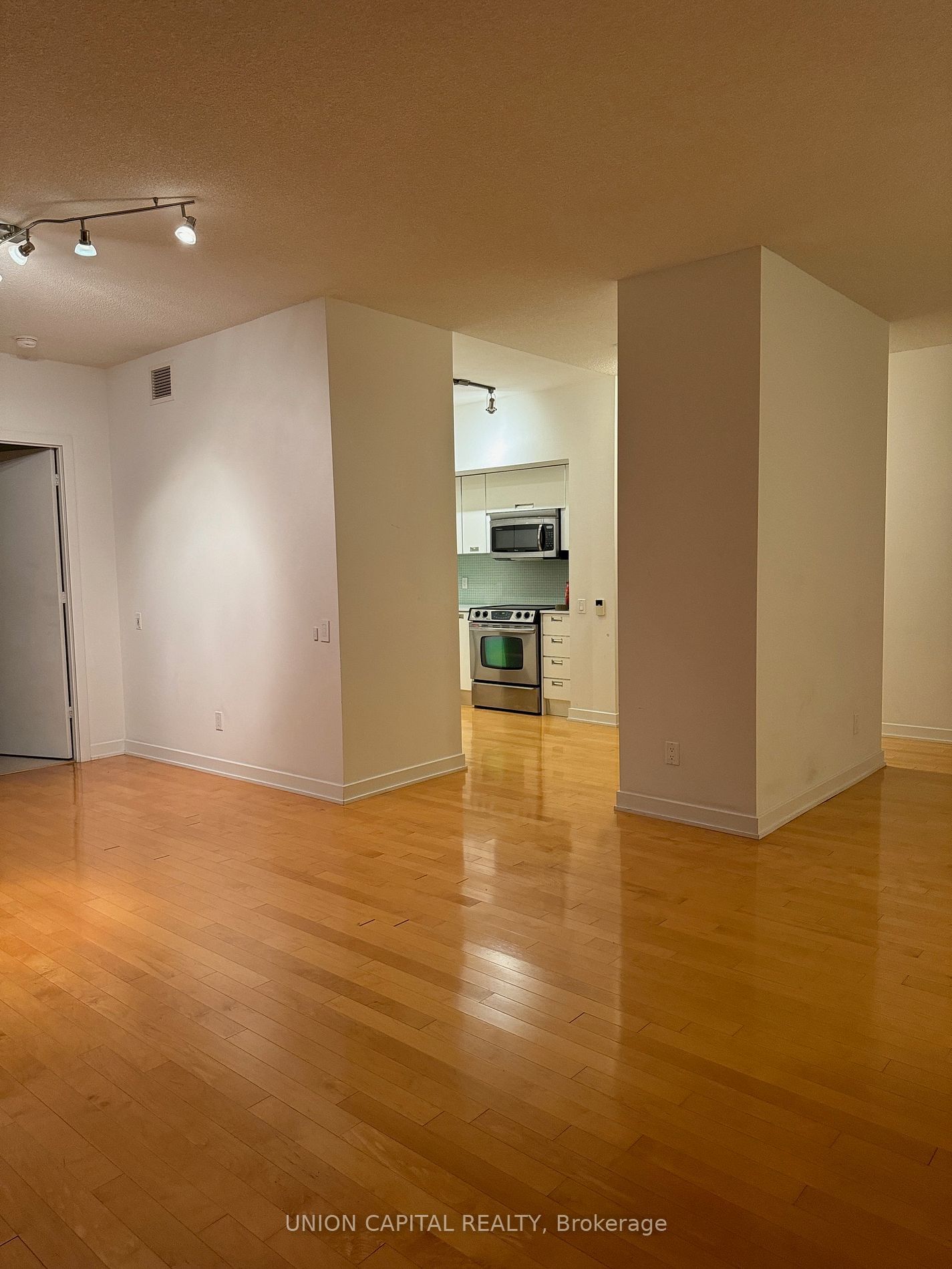 33 Charles St E, unit 3801 for rent