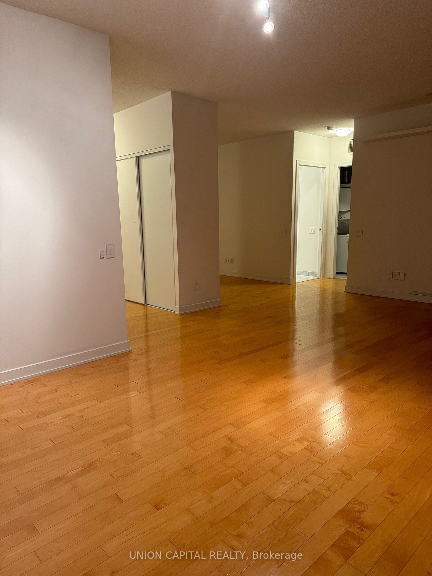 33 Charles St E, unit 3801 for rent