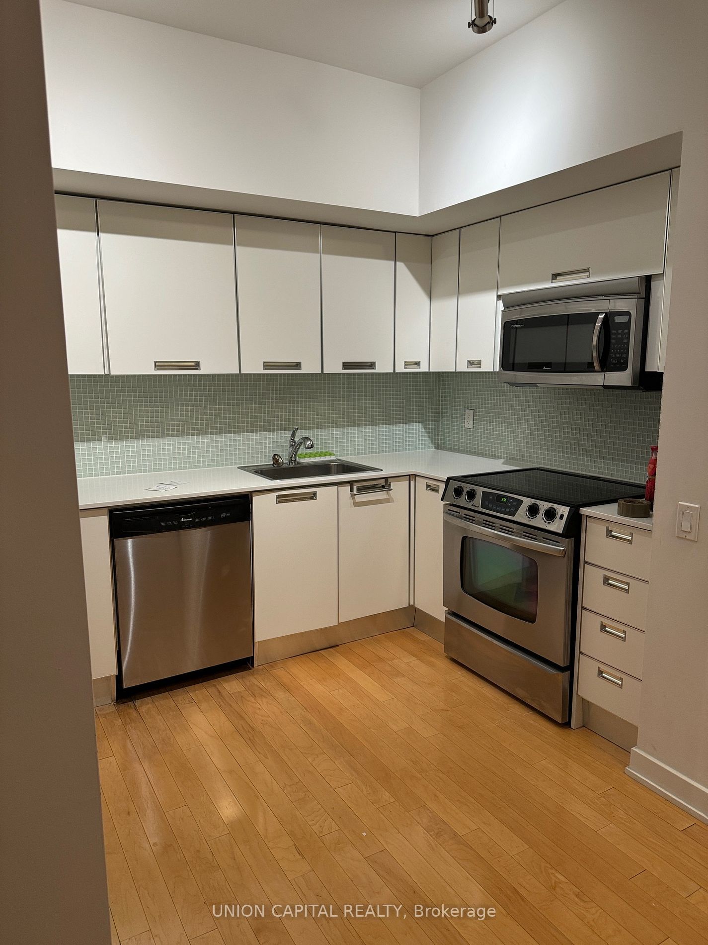 33 Charles St E, unit 3801 for rent