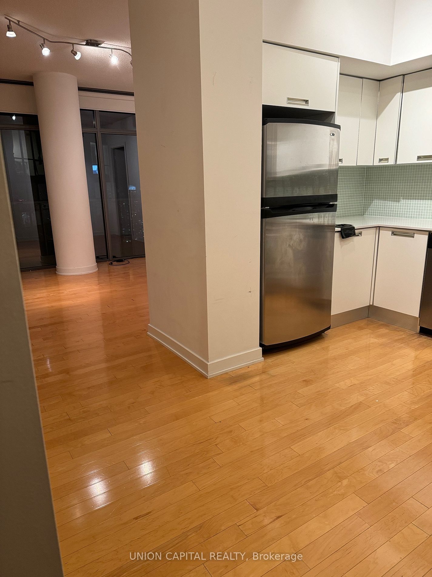 33 Charles St E, unit 3801 for rent