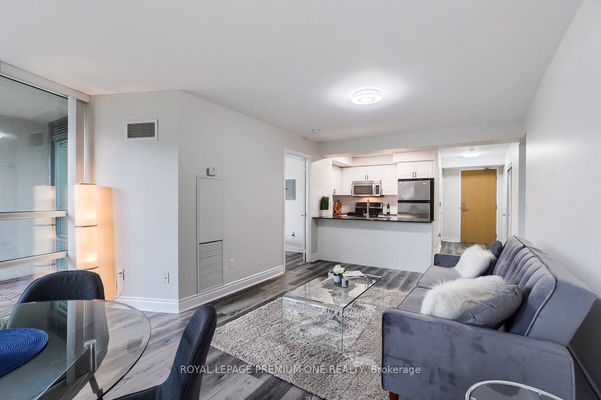 509 Beecroft Rd, unit 206 for rent