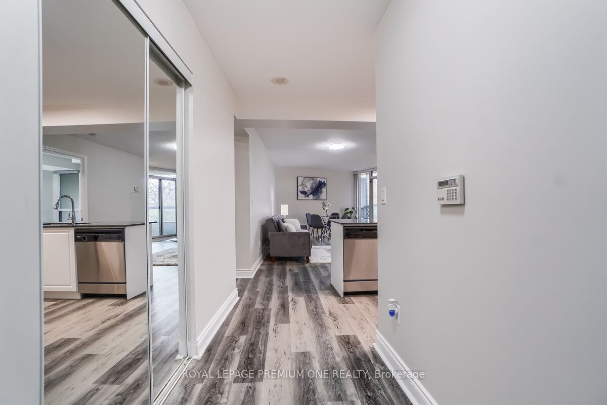 509 Beecroft Rd, unit 206 for rent