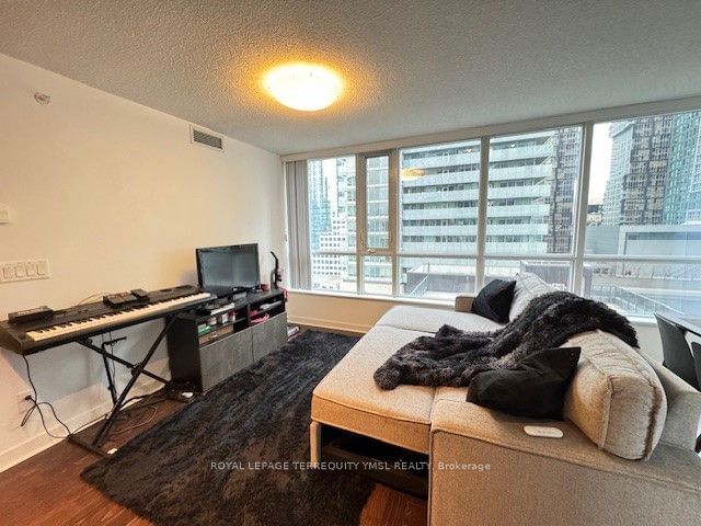 295 Adelaide St W, unit 1510 for rent