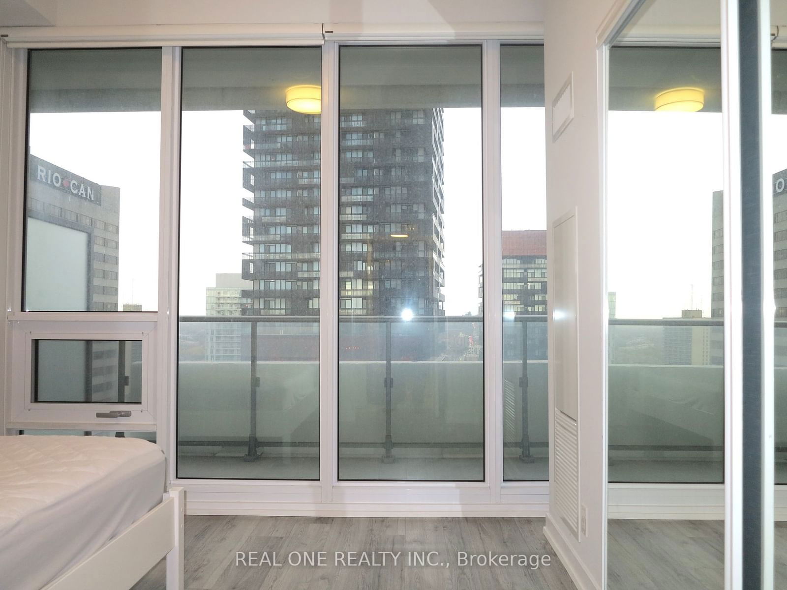 2221 Yonge St, unit 3002 for rent