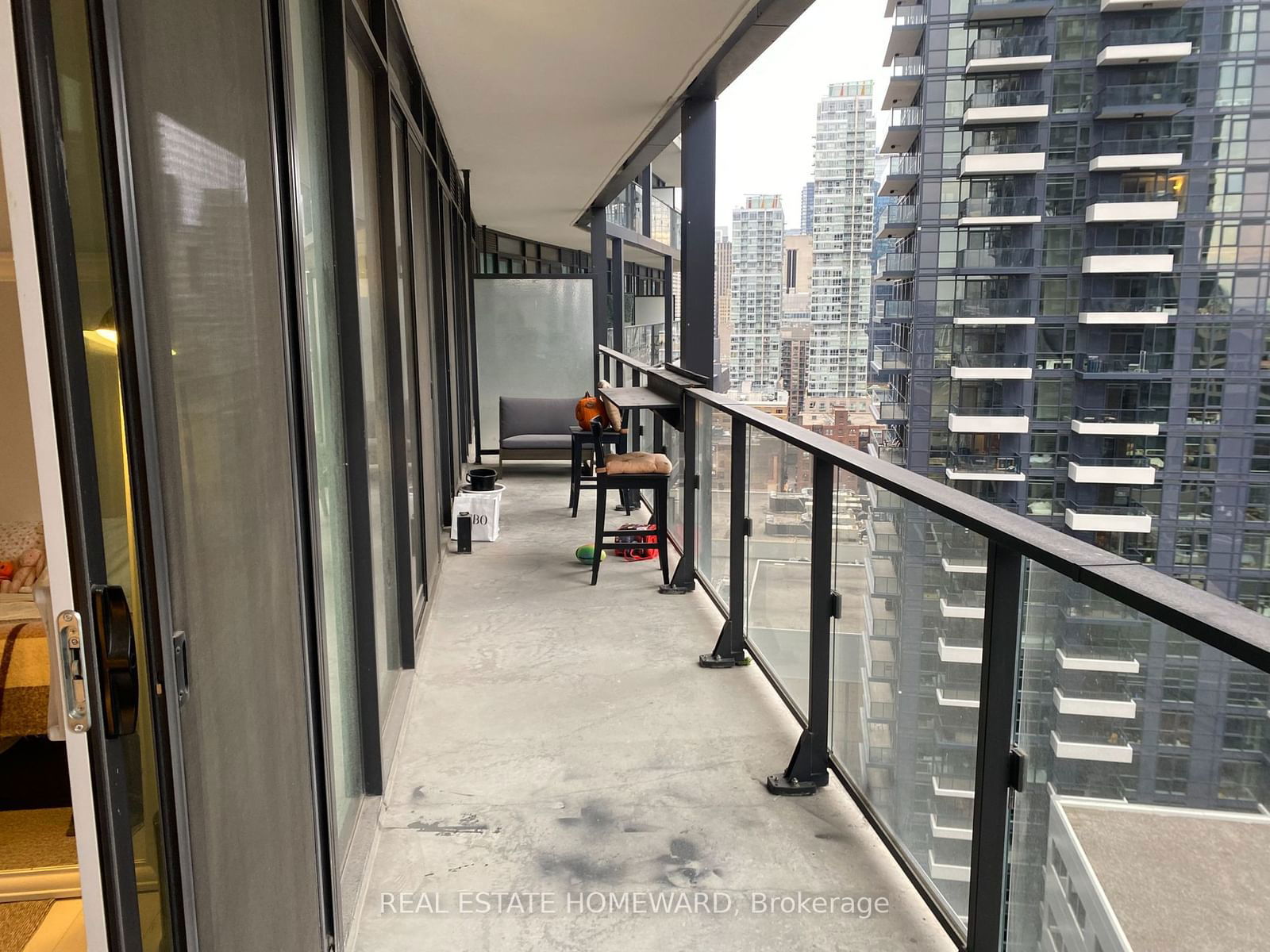 125 Peter St, unit 1813 for rent