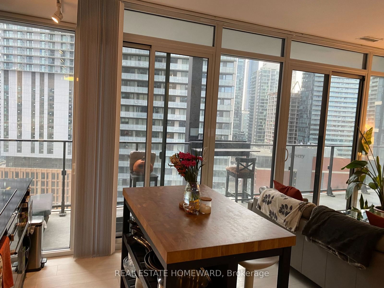 125 Peter St, unit 1813 for rent