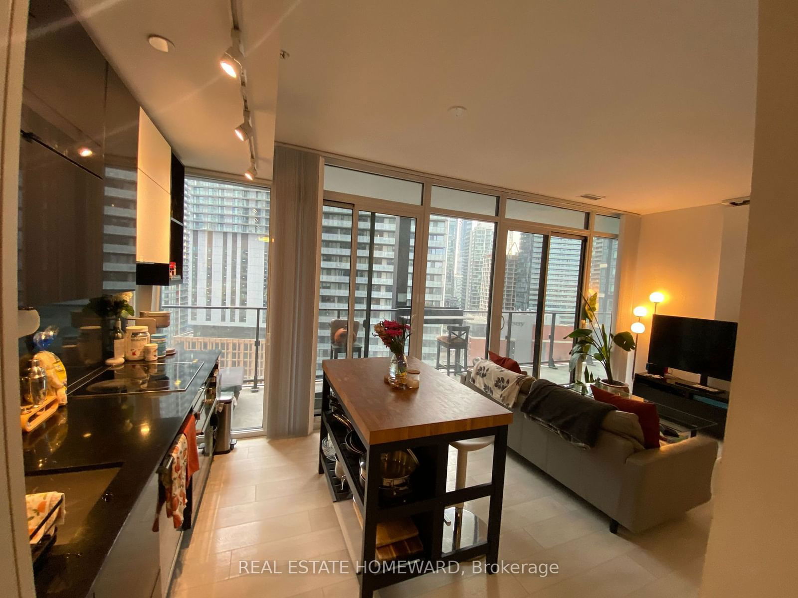 125 Peter St, unit 1813 for rent