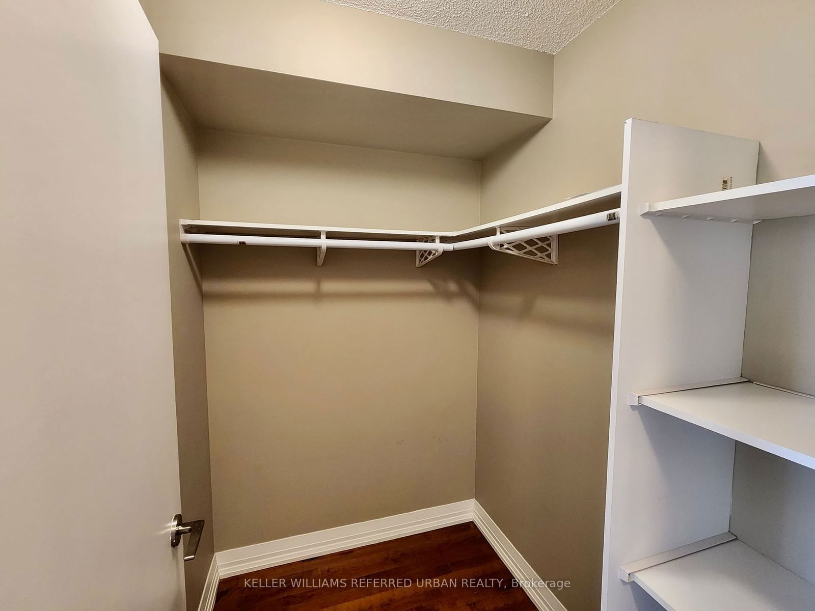 25 Carlton St, unit 808 for rent