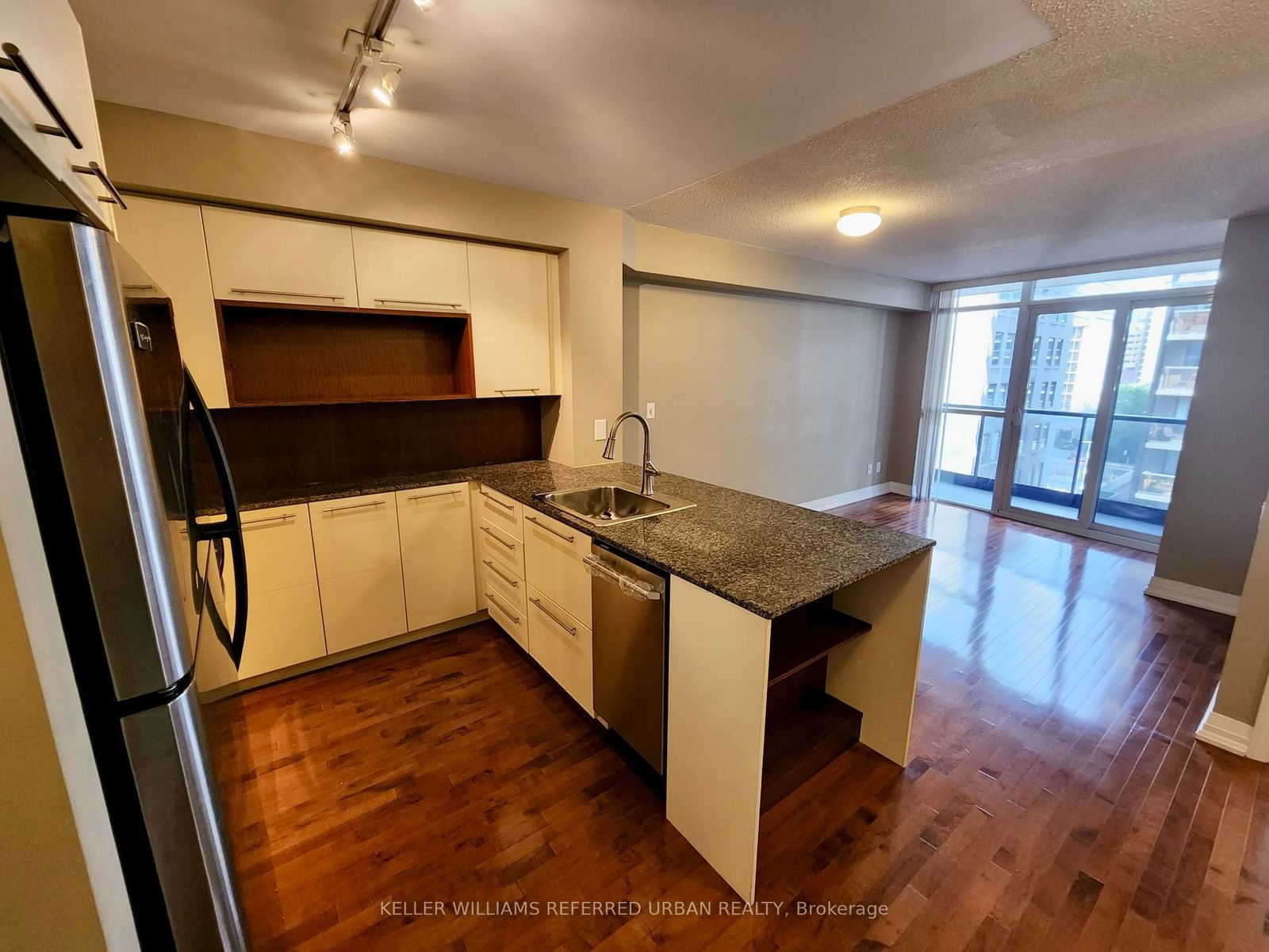 25 Carlton St, unit 808 for rent