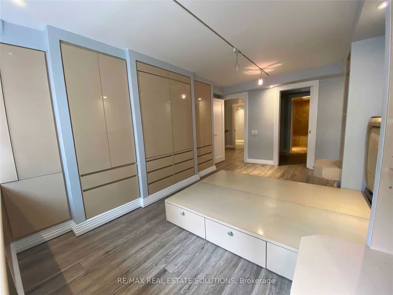 360 Bloor St E, unit 1010 for rent