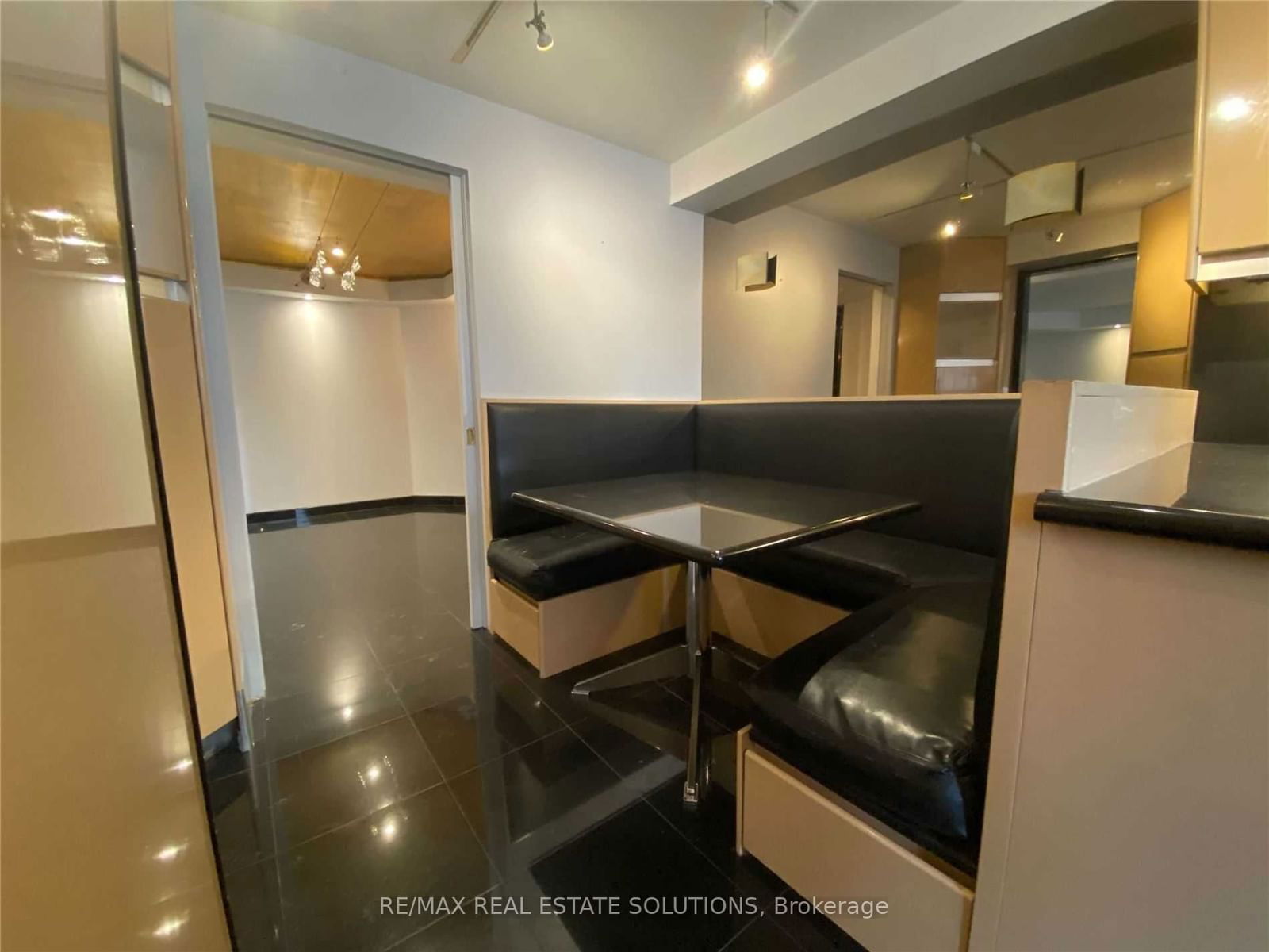 360 Bloor St E, unit 1010 for rent