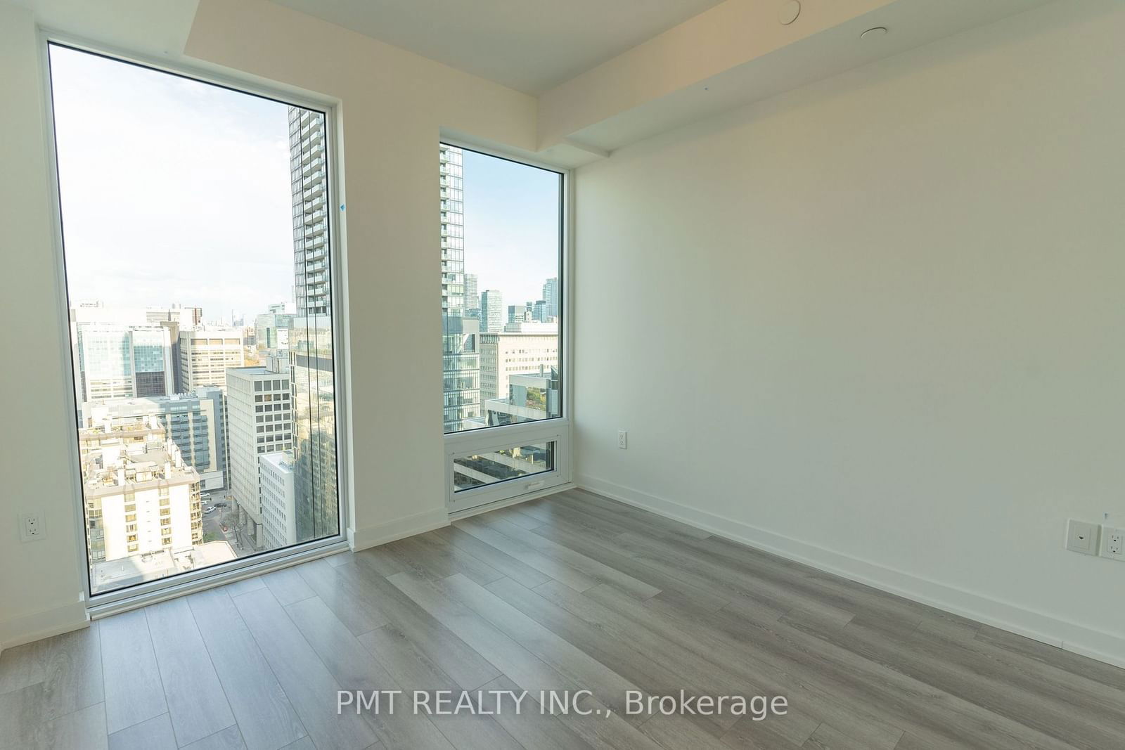 238 Simcoe St, unit 2710 for rent