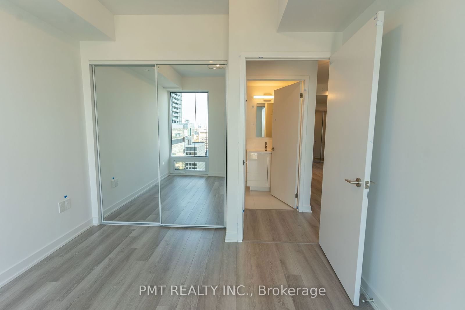 238 Simcoe St, unit 2710 for rent