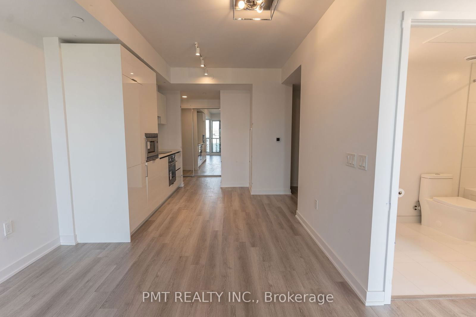 238 Simcoe St, unit 2701 for rent