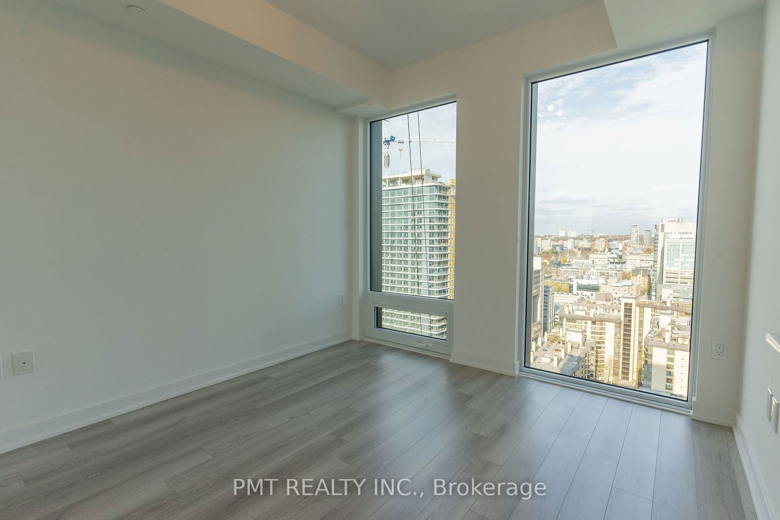 238 Simcoe St, unit 2701 for rent