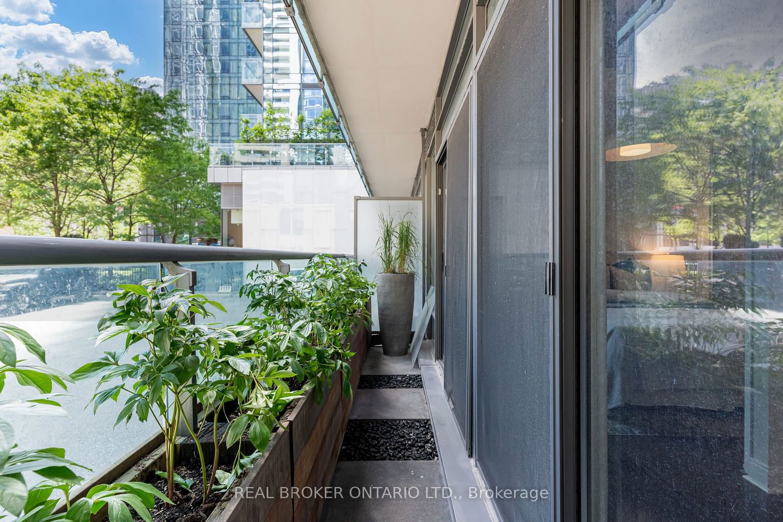 21 Scollard St, unit 104 for rent