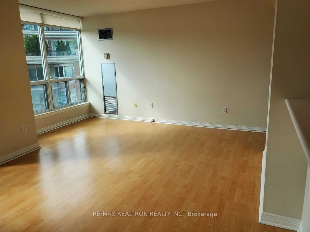 942 Yonge St, unit 712 for rent