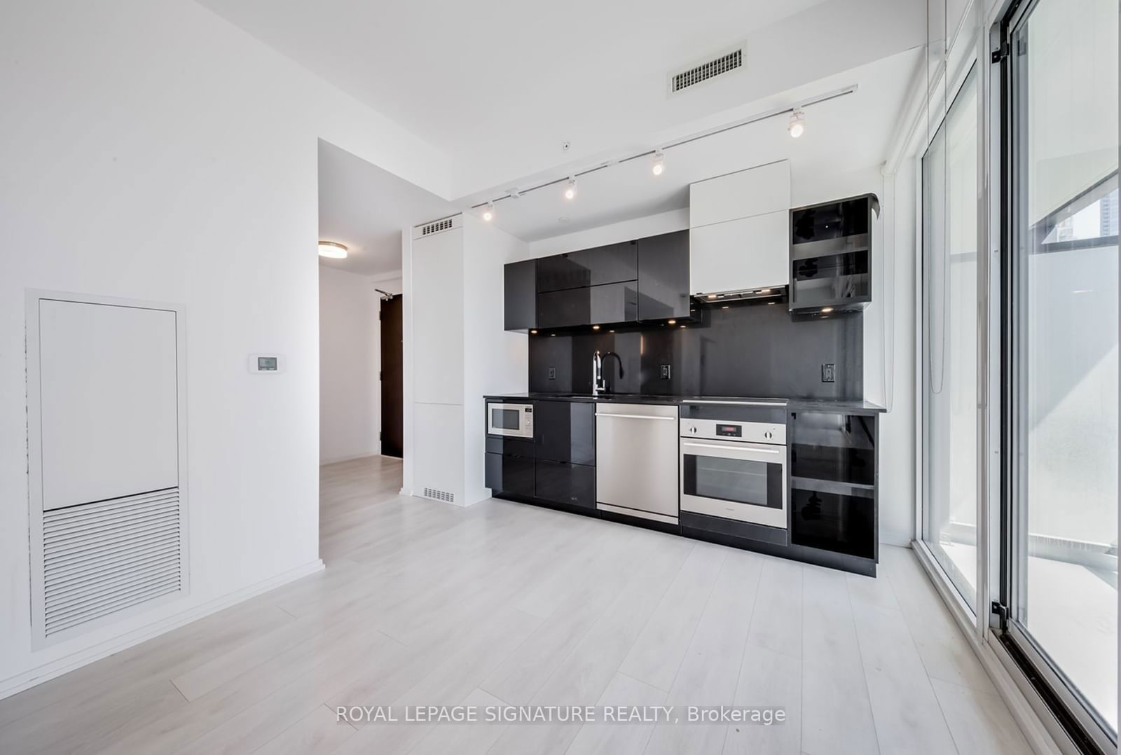 125 Peter St, unit 1413 for rent