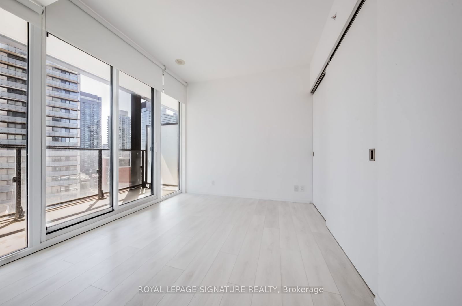 125 Peter St, unit 1413 for rent