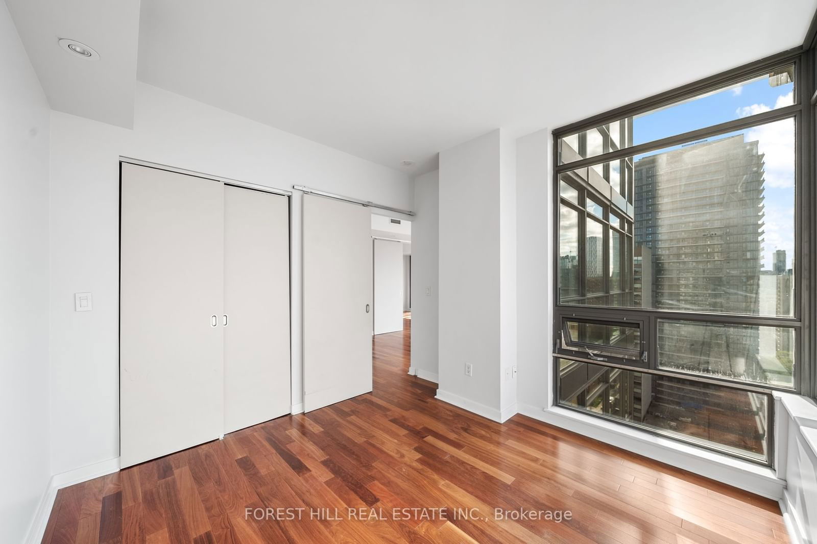 281 Mutual St, unit 1803 for sale