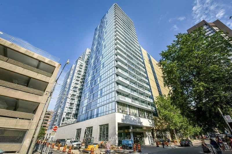 210 Simcoe St, unit 814 for rent