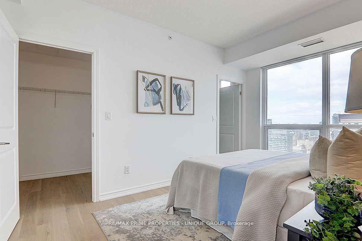 386 Yonge St, unit 5202 for rent