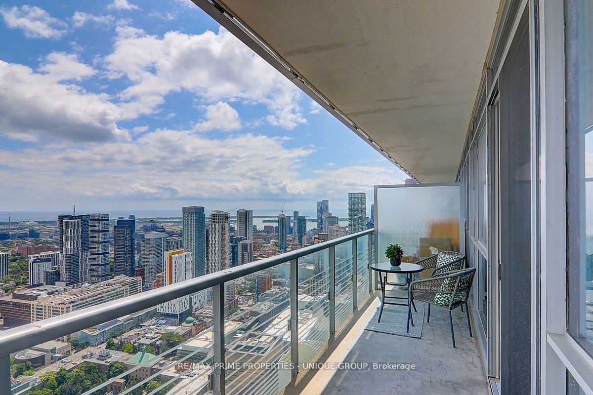 386 Yonge St, unit 5202 for rent