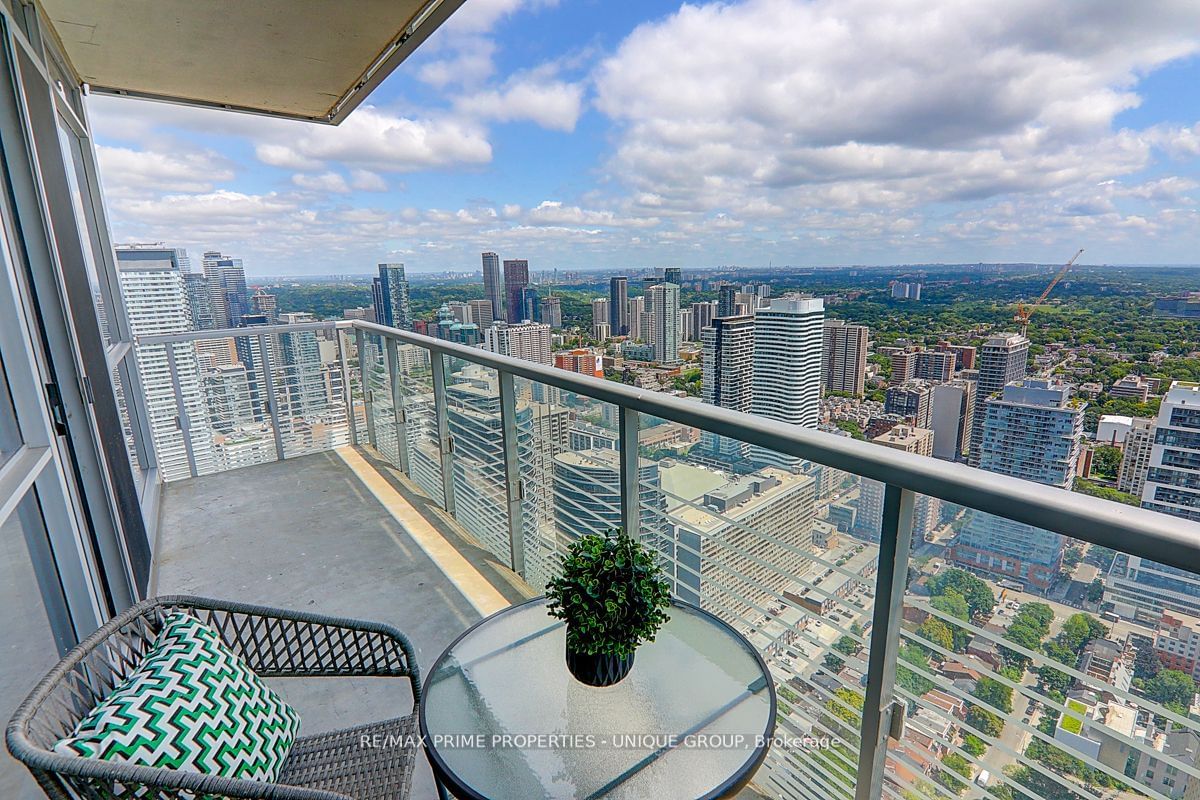 386 Yonge St, unit 5202 for rent