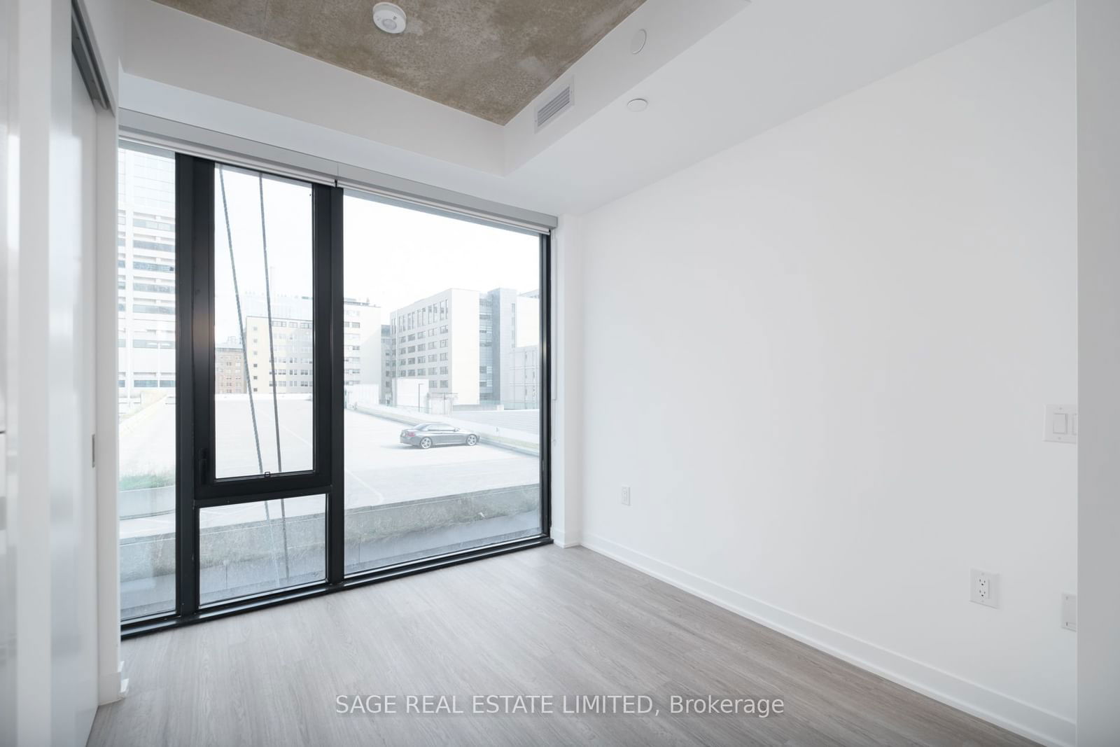 195 McCaul St, unit 615 for rent